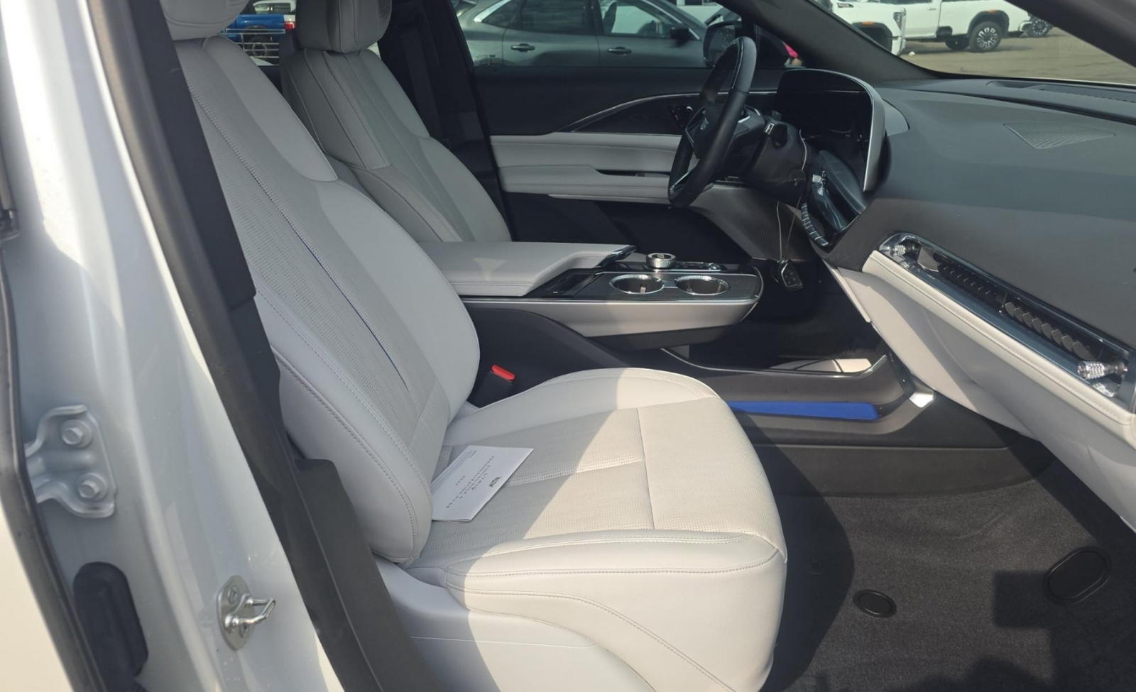 2024 Cadillac LYRIQ Luxury w/1SD, 39905, Photo