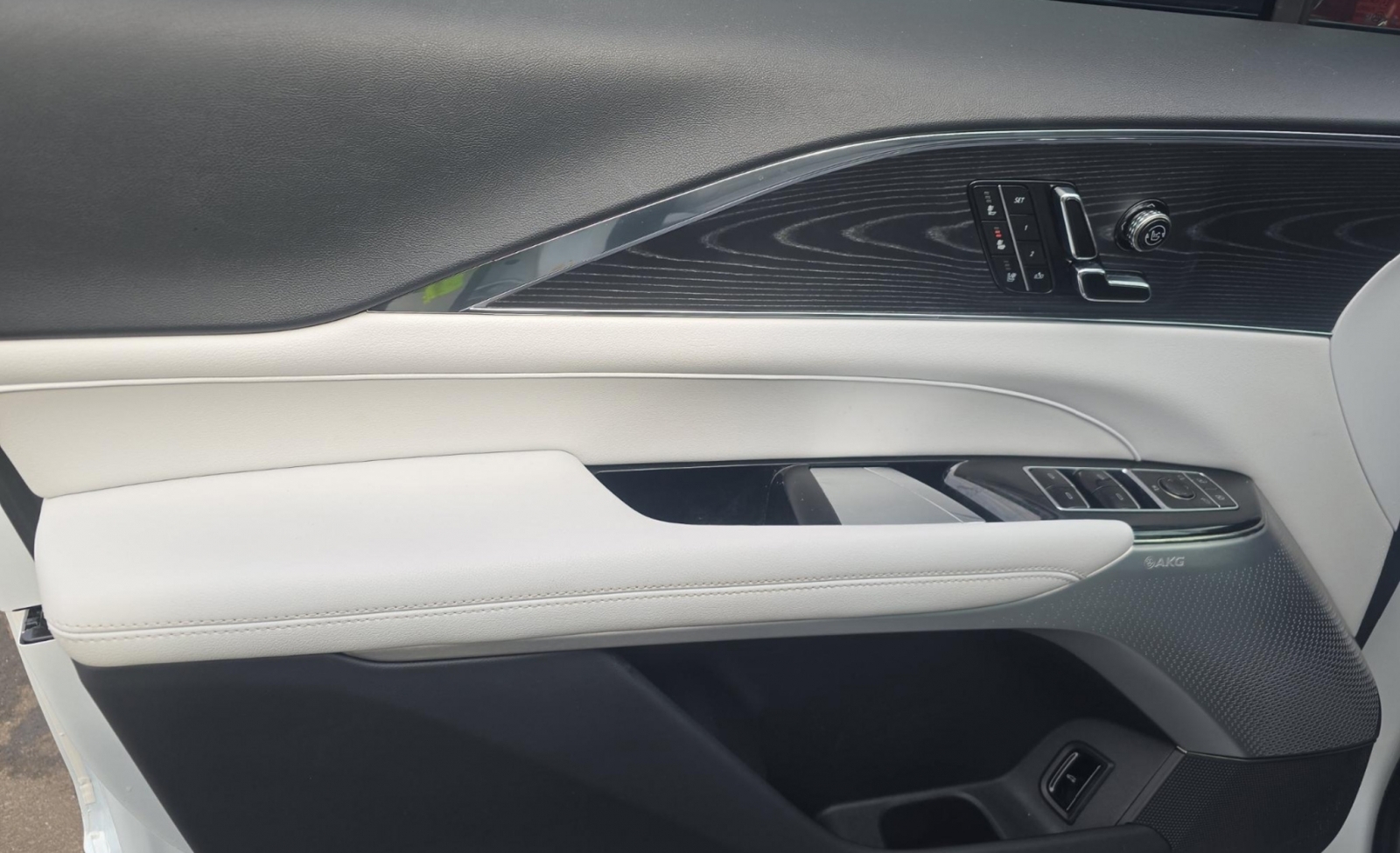 2024 Cadillac LYRIQ Luxury w/1SD, 39905, Photo