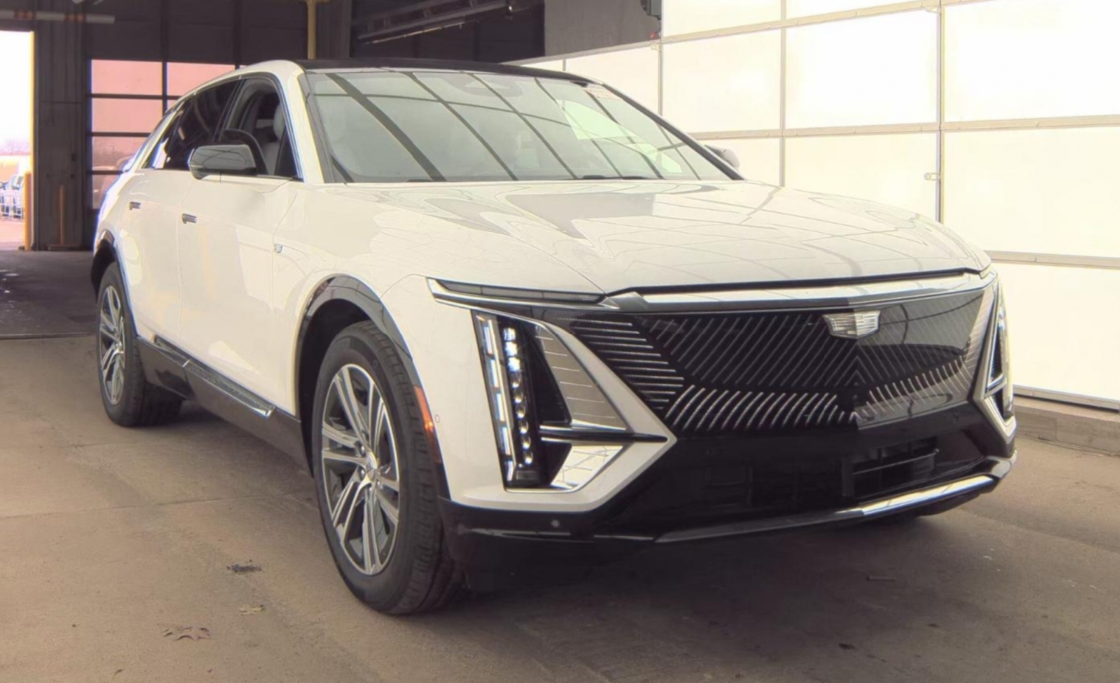 2024 Cadillac LYRIQ Luxury w/1SD, 39905, Photo