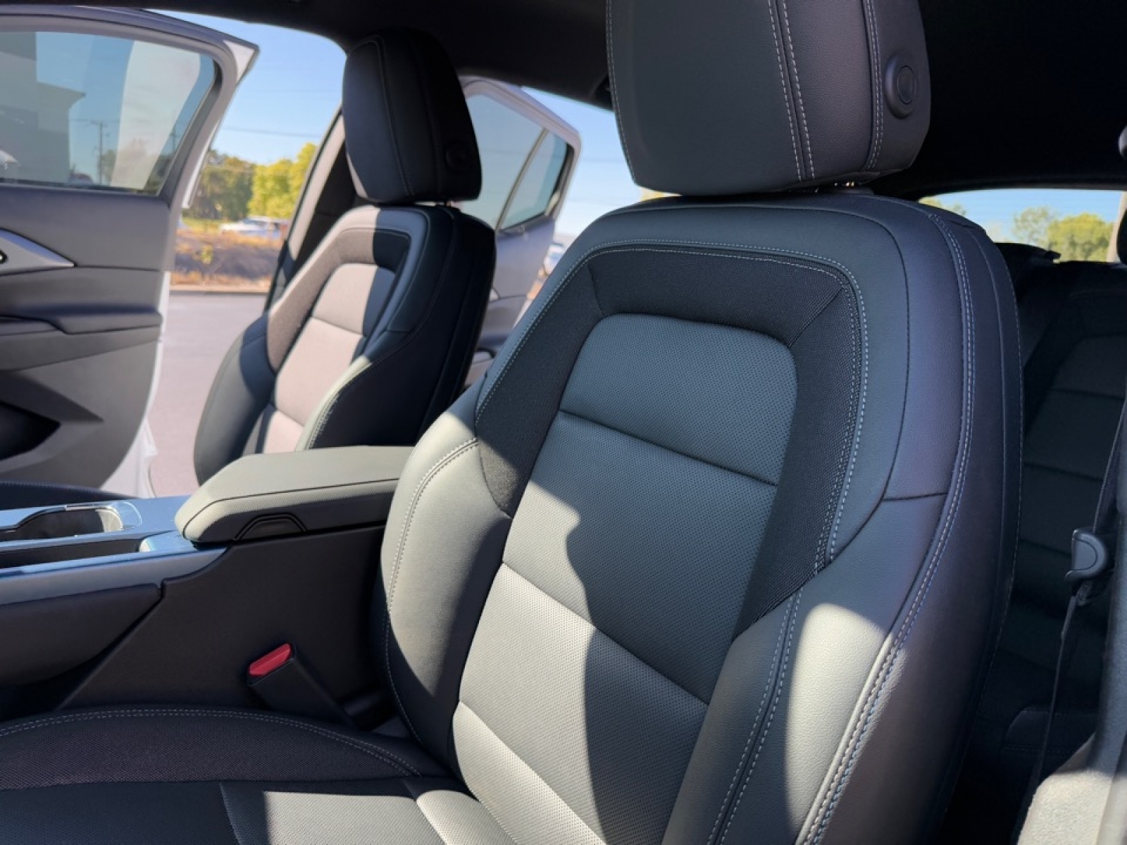 2024 Chevrolet Equinox EV LT, 39035, Photo