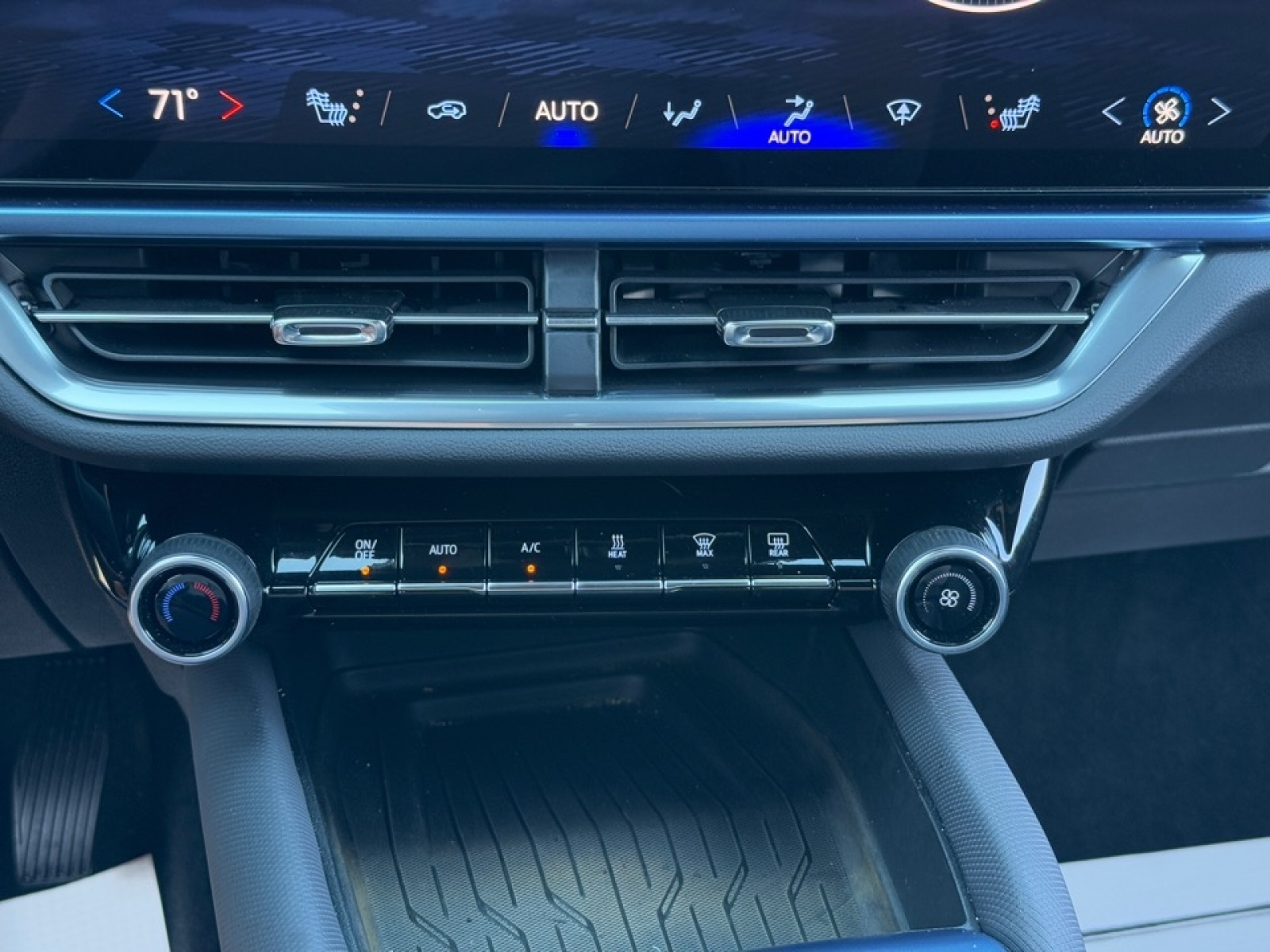 2024 Chevrolet Equinox EV LT, 39035, Photo