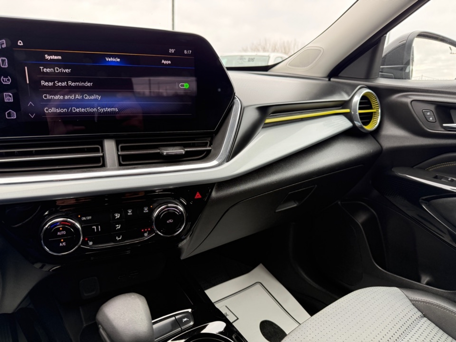 2024 Chevrolet Trax FWD LT, 39295, Photo