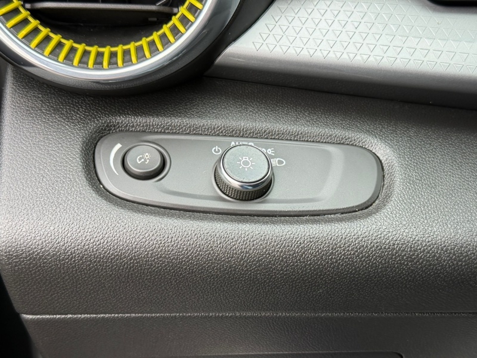 2024 Chevrolet Trax FWD LT, 39295, Photo