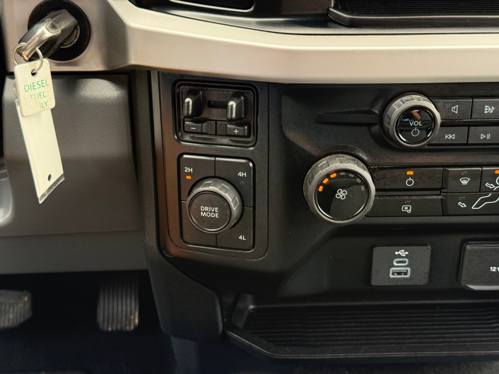 2024 Ford F-350 XLT, 38589, Photo