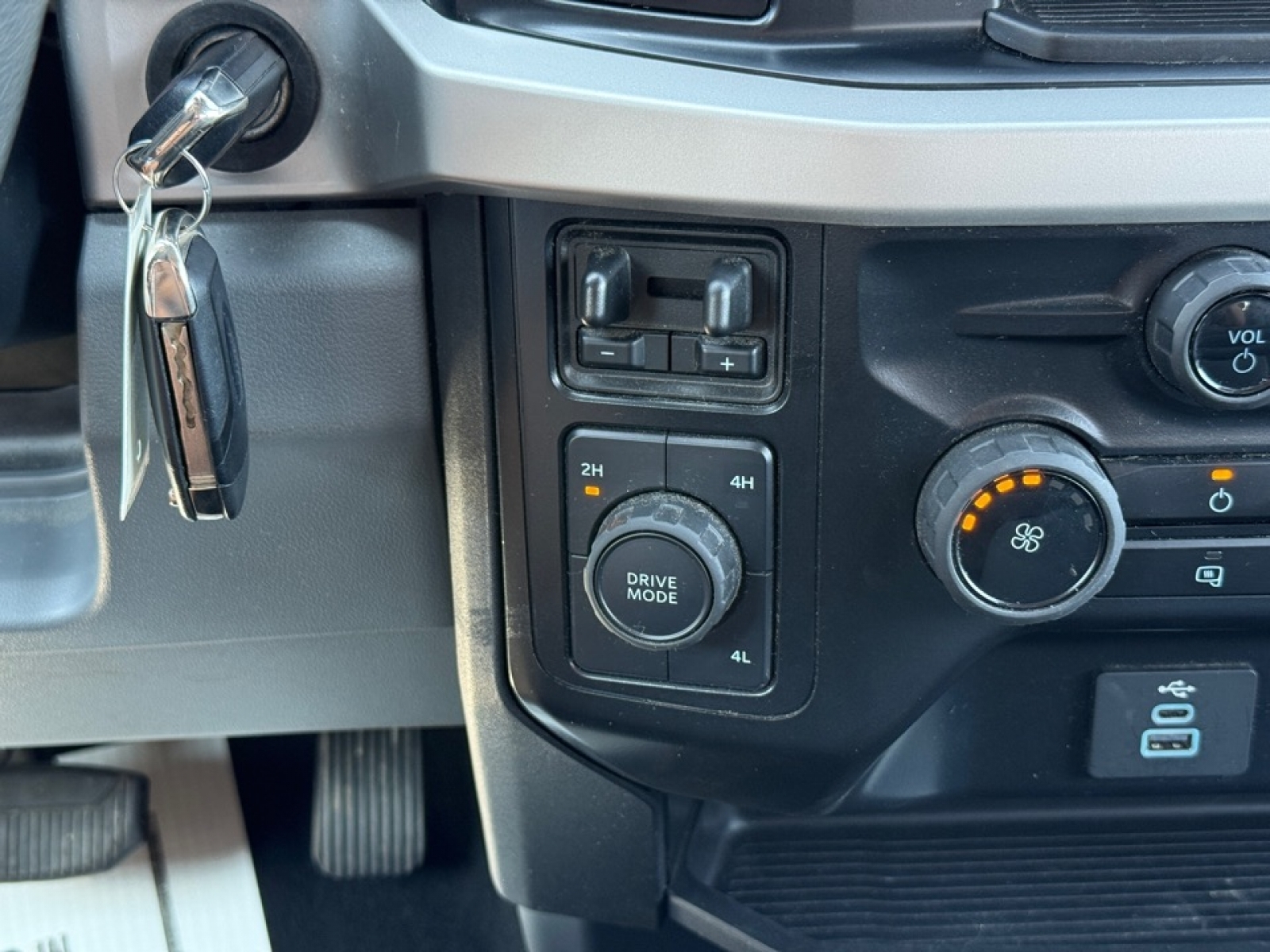 2024 Ford F-350 XLT photo 33