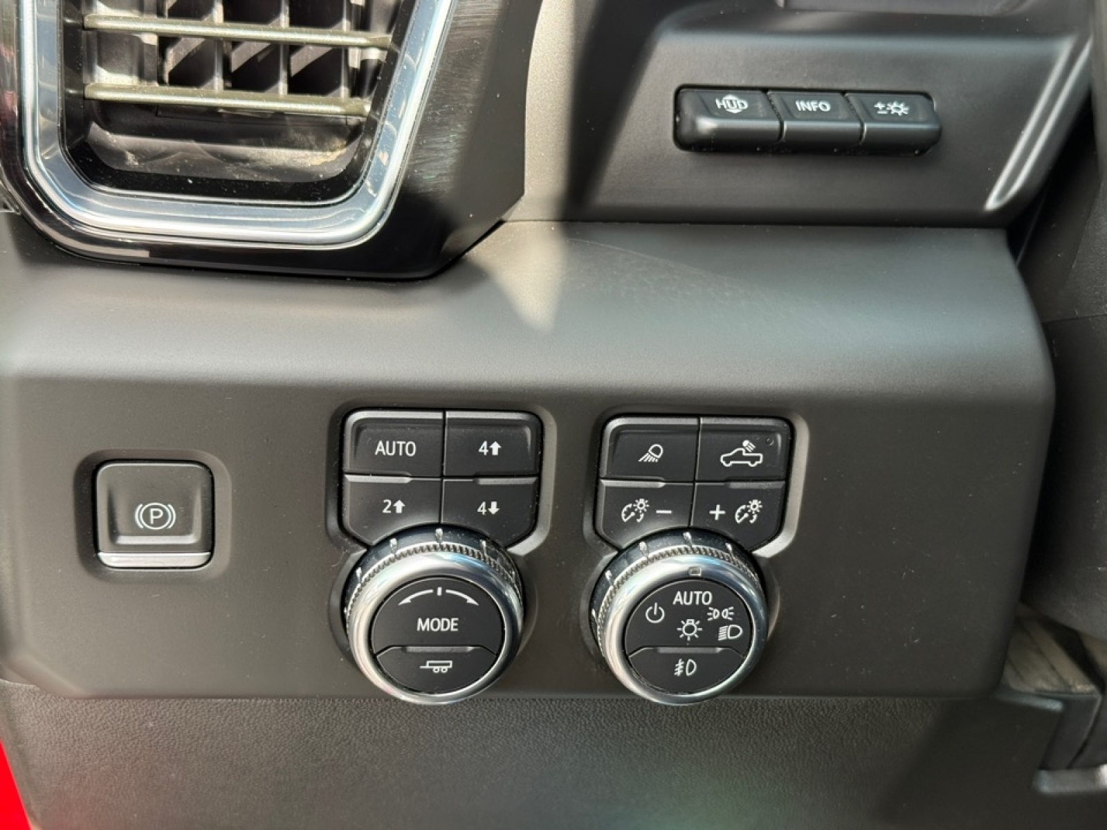 2024 GMC Sierra 3500HD 4WD Crew Cab Standard Bed Denali, 39019, Photo