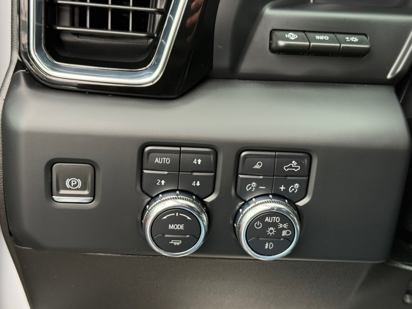 2024 GMC Sierra 3500HD Denali Ultimate, 39376, Photo