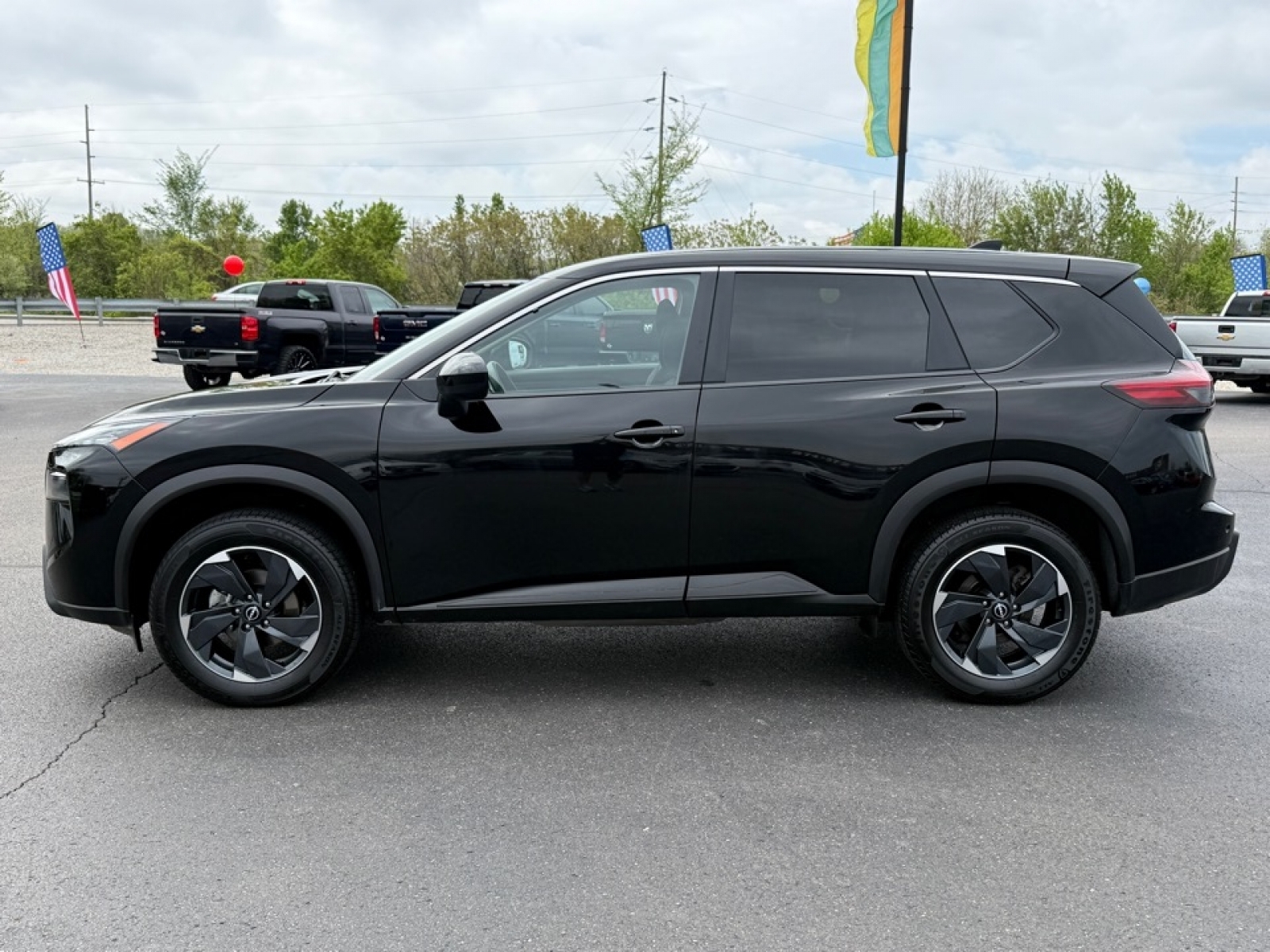 2024 Nissan Rogue SV AWD photo 3