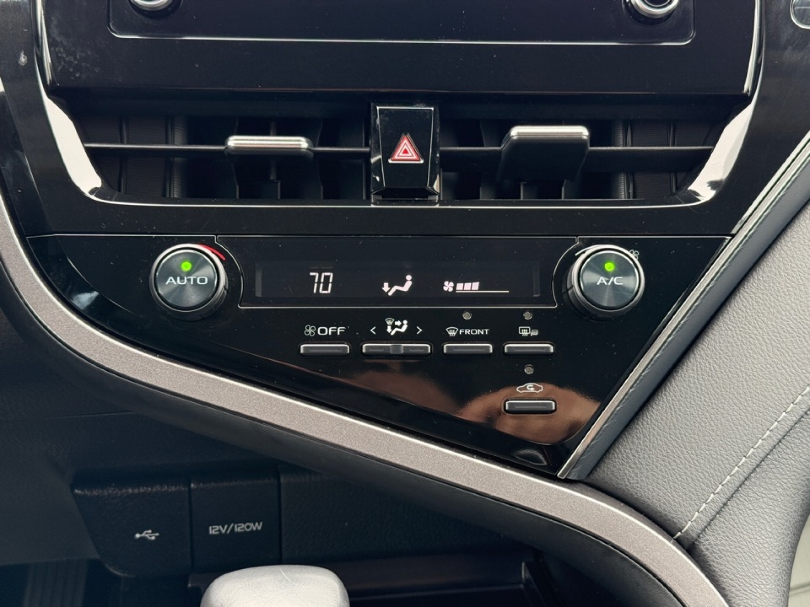 2024 Toyota Camry SE, 39563, Photo