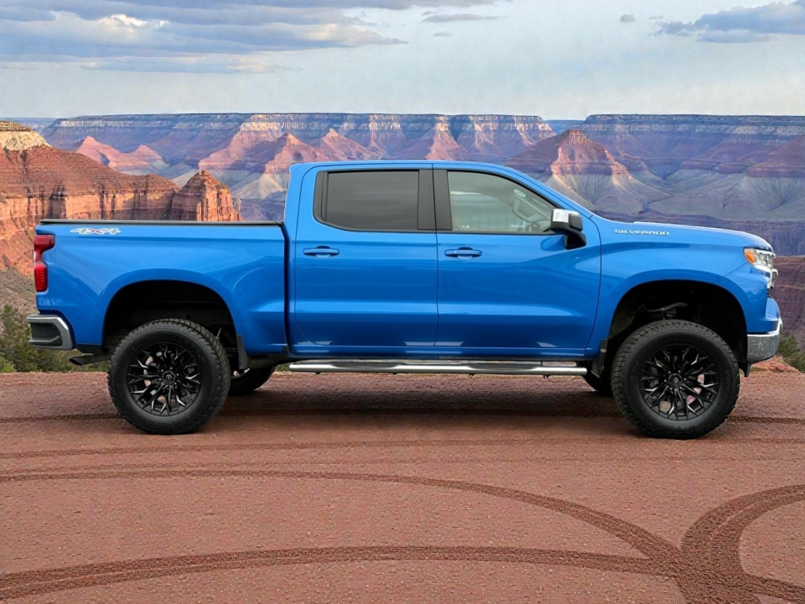 2025 Chevrolet Silverado 1500 4WD Crew Cab Standard Bed LT, 39208, Photo