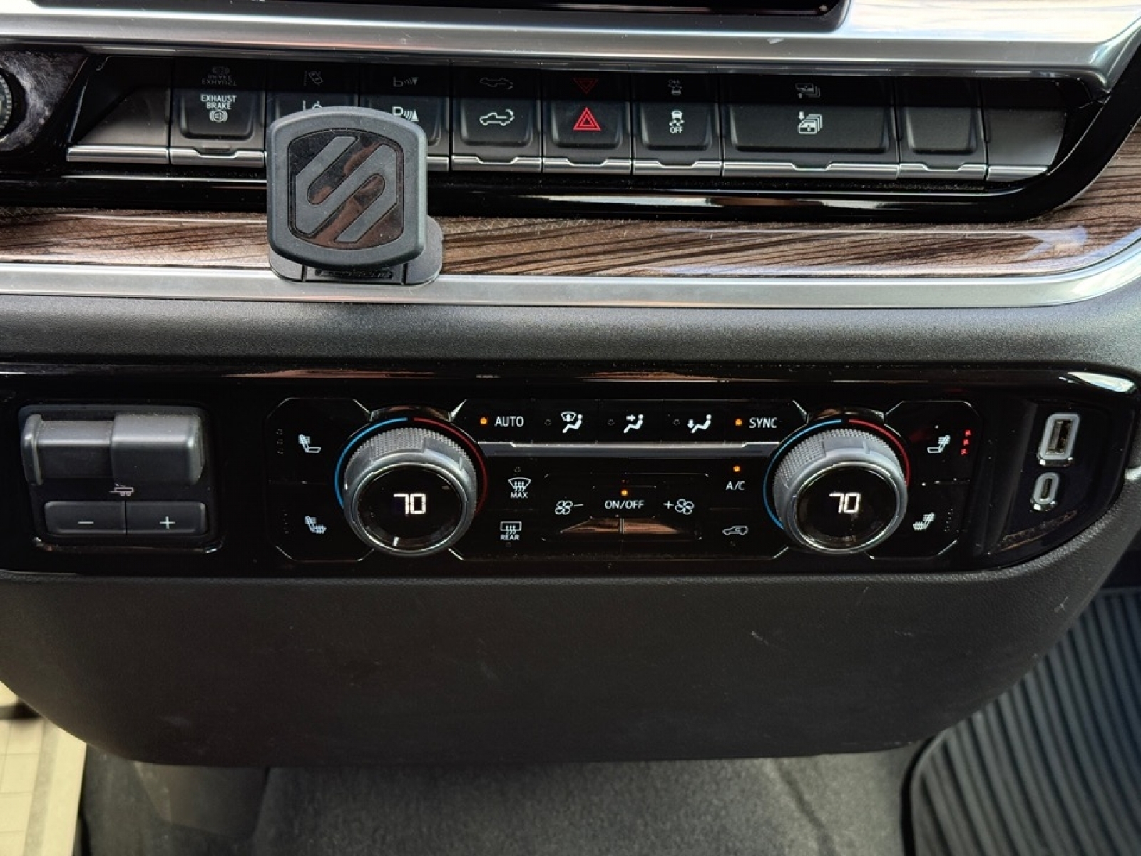 2025 Chevrolet Silverado 3500HD 4WD Crew Cab Long Bed LT, 39626, Photo