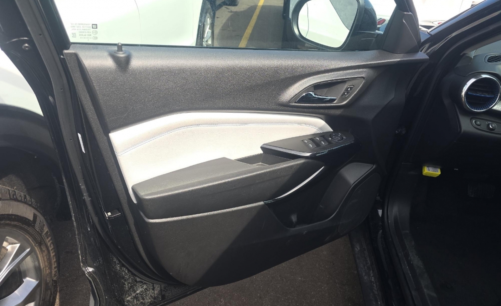 2025 Chevrolet Trax FWD LT, 39836, Photo