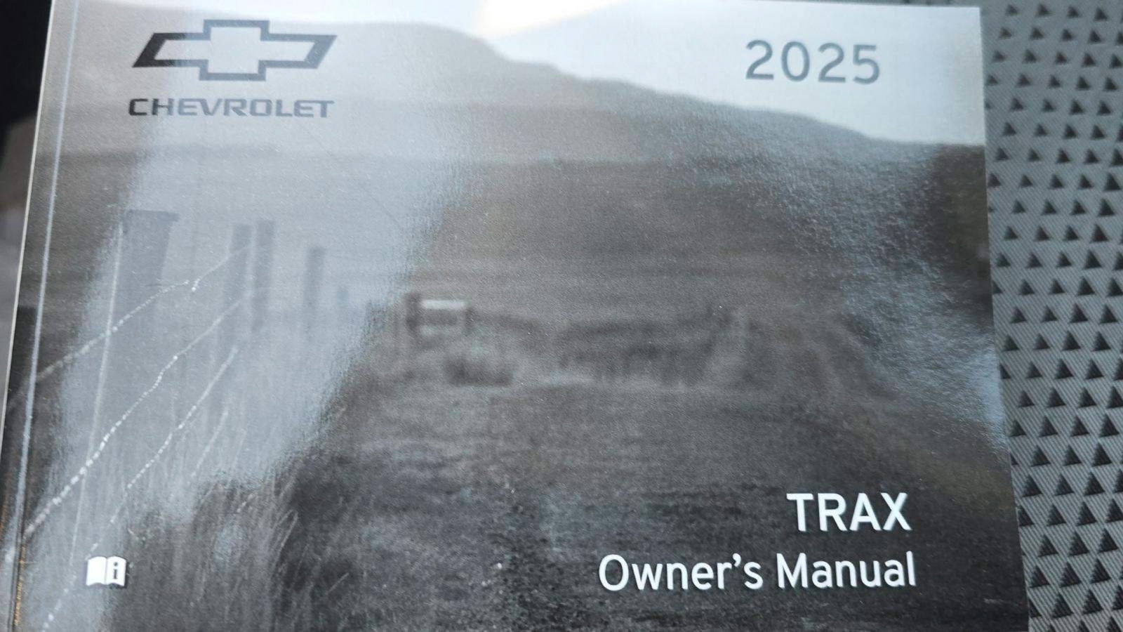 2025 Chevrolet Trax FWD LT, 39836, Photo