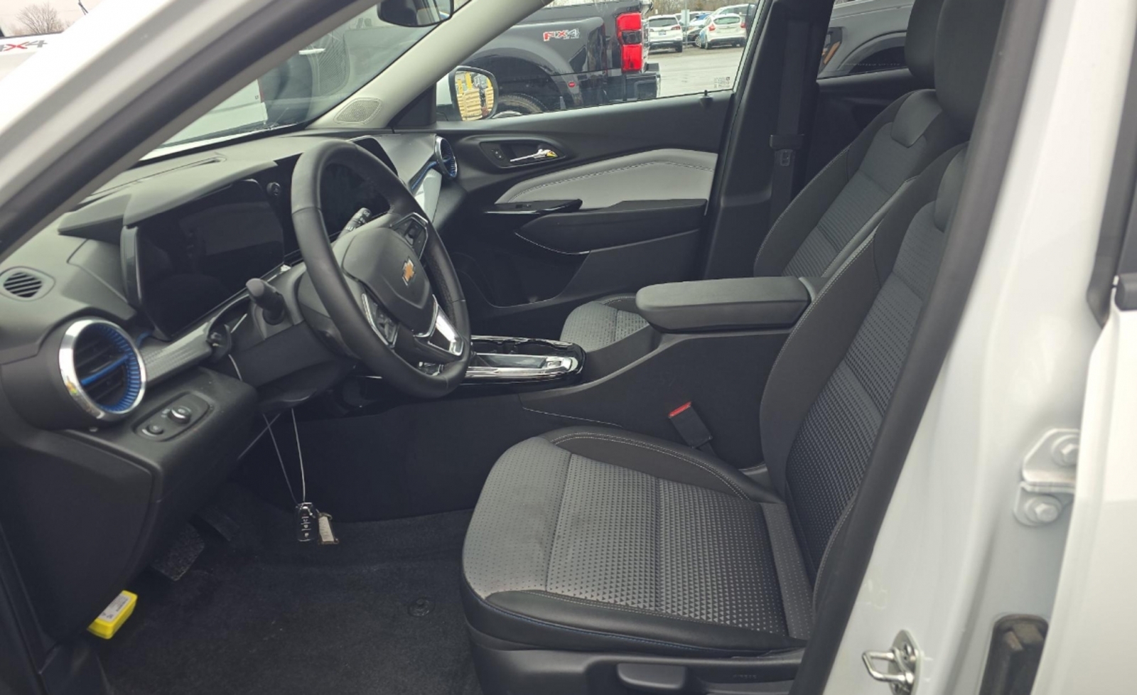 2025 Chevrolet Trax FWD LT, 39837, Photo