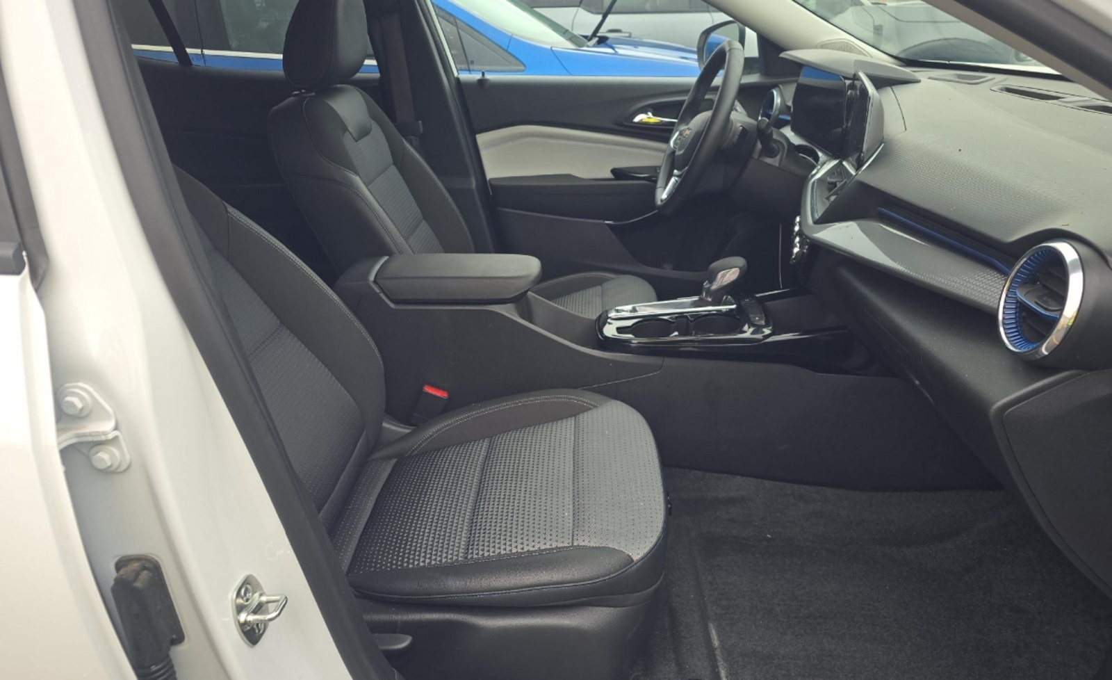 2025 Chevrolet Trax FWD LT, 39837, Photo