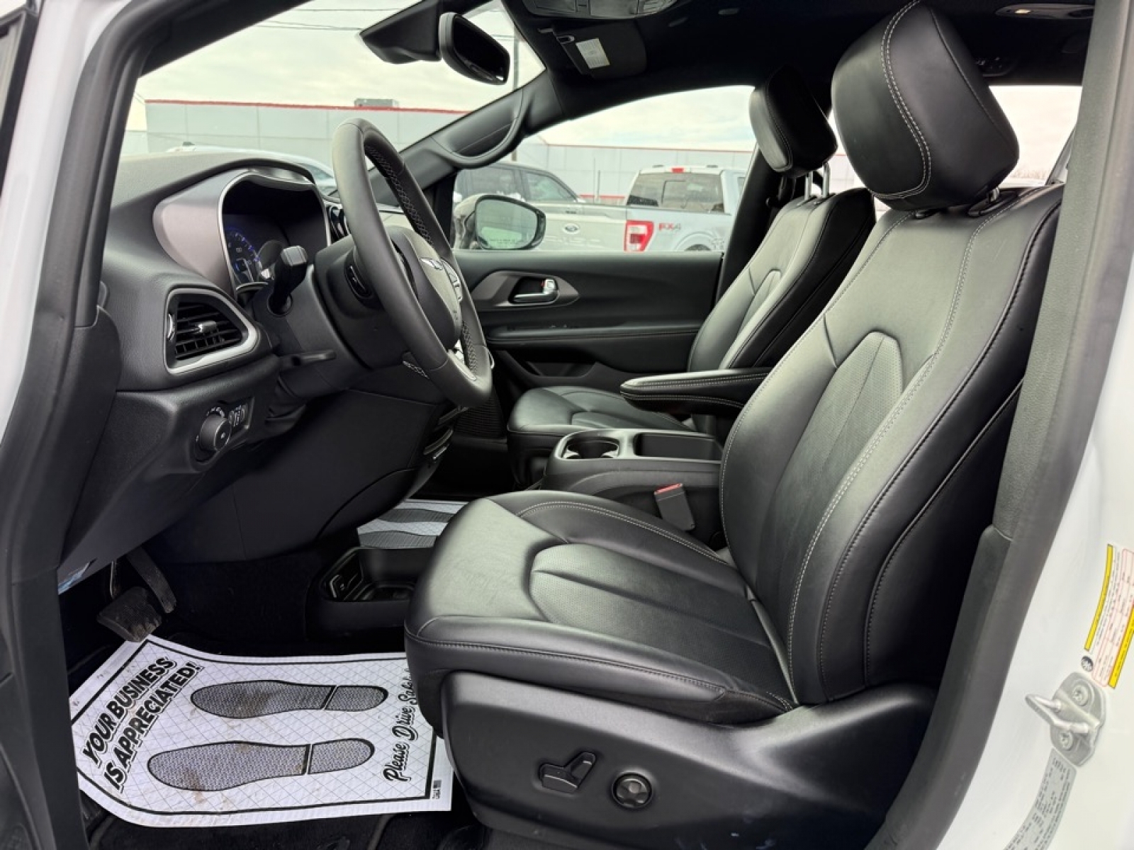 2025 Chrysler Pacifica Select, 39437, Photo