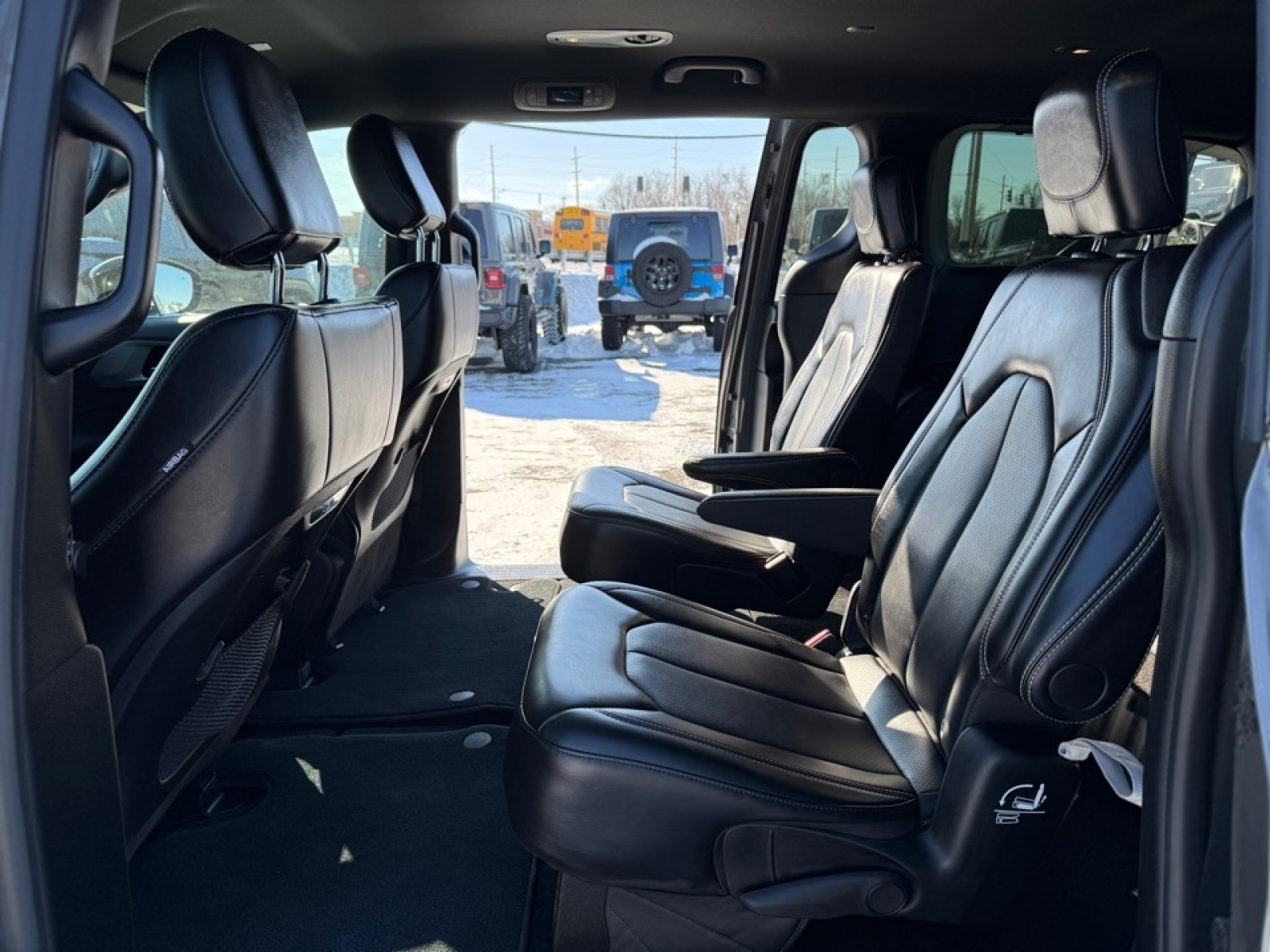 2025 Chrysler Pacifica Select, 39438, Photo