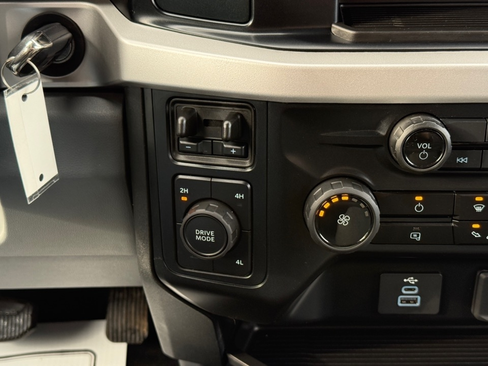 2025 Ford F-350 XLT, 39381, Photo