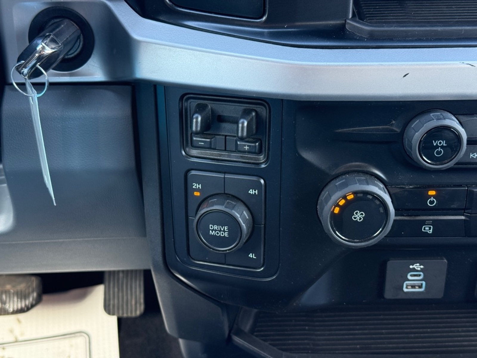 2025 Ford F-350 XLT, 39507, Photo