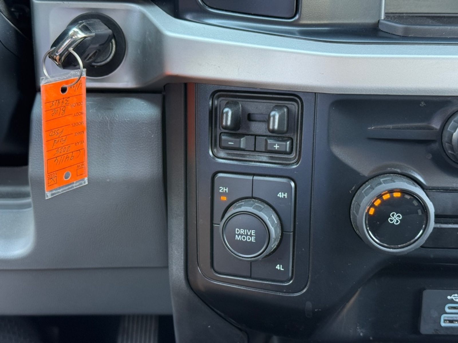 2025 Ford F-350 XLT, 39915, Photo