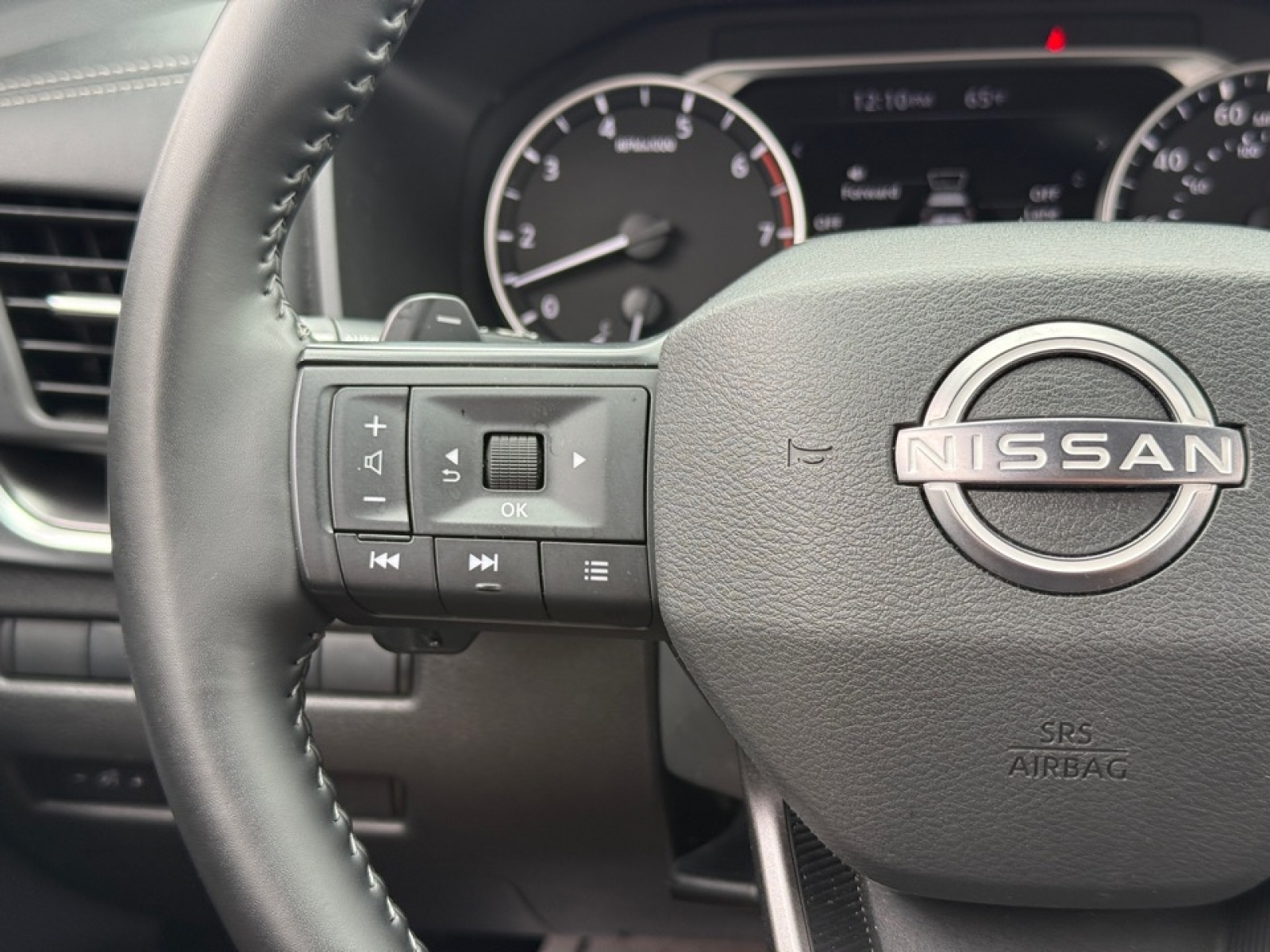 2025 Nissan Rogue SV FWD, 39693, Photo