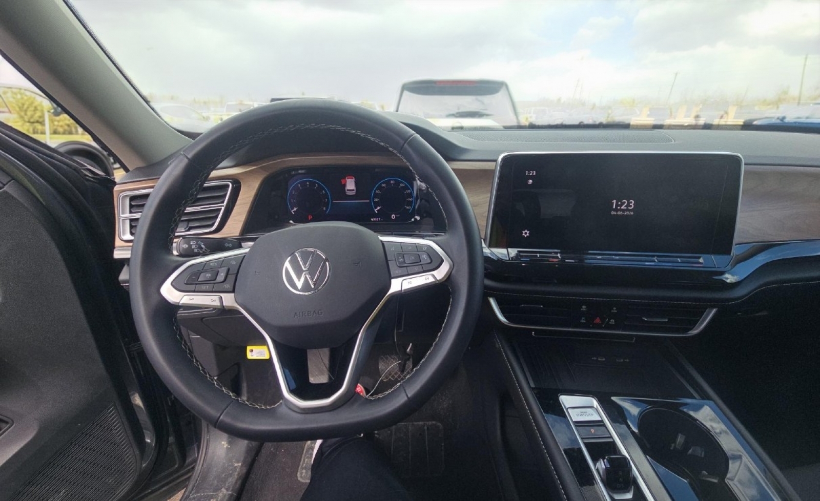 2025 Volkswagen Atlas 2.0T SE w/Technology, 39839, Photo