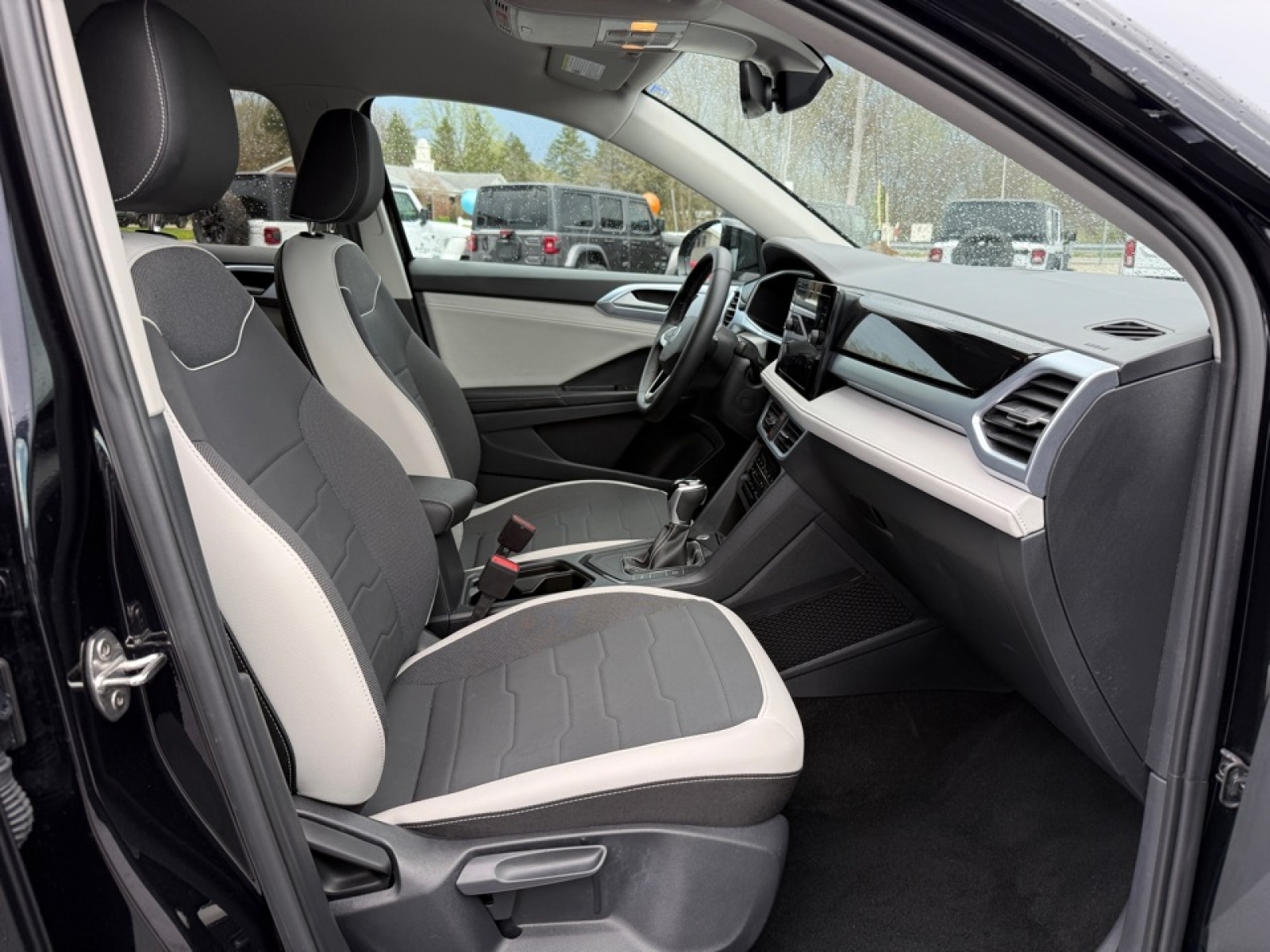 2025 Volkswagen Taos 1.5T SE, 39798, Photo