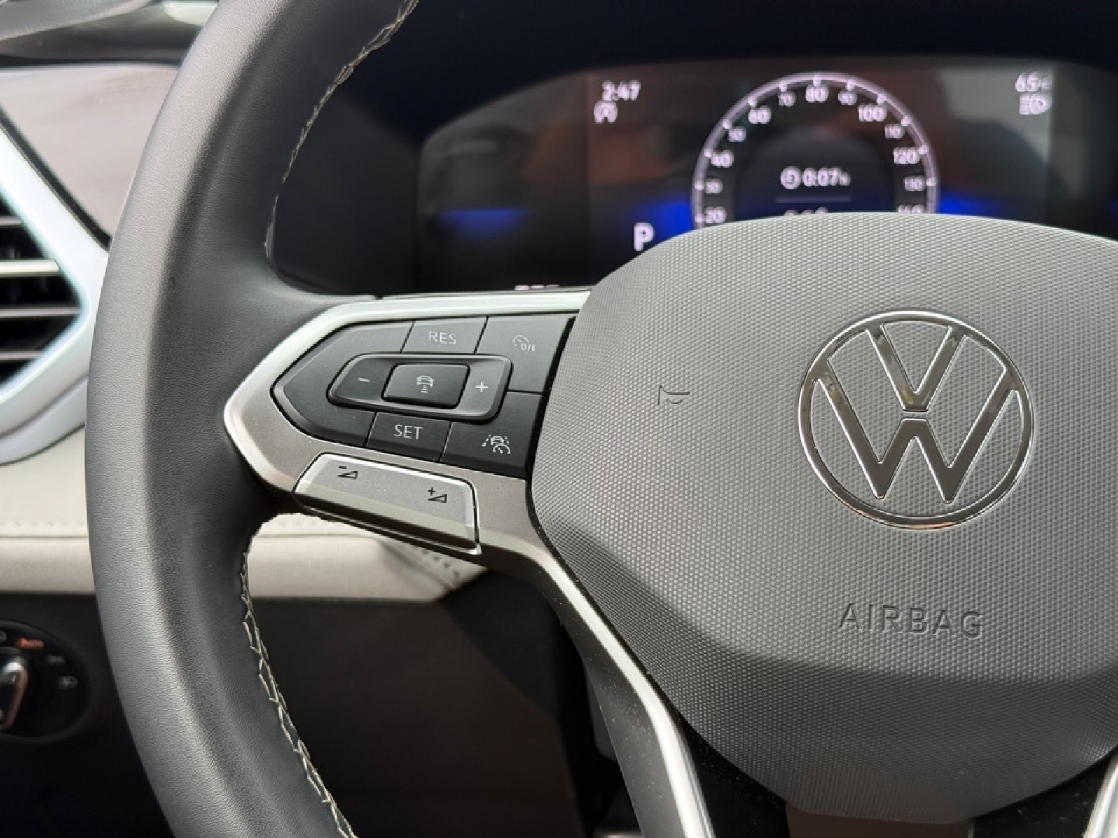 2025 Volkswagen Taos 1.5T SE, 39798, Photo