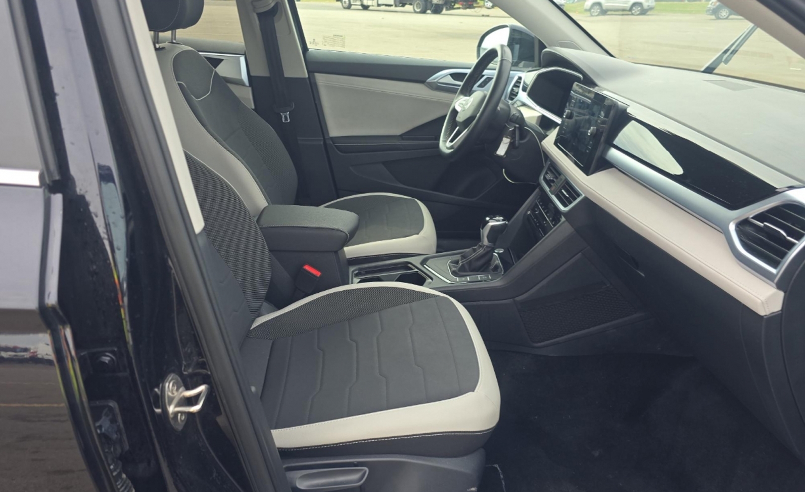 2025 Volkswagen Taos 1.5T SE, 39830, Photo