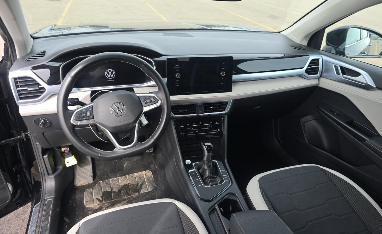 2025 Volkswagen Taos 1.5T SE, 39830, Photo