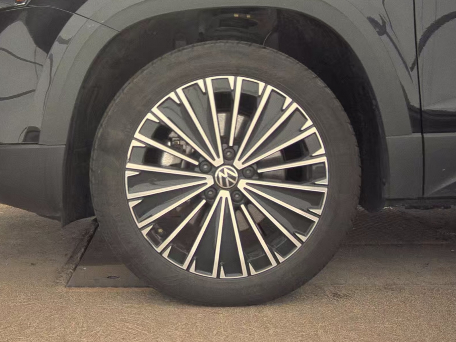 2025 Volkswagen Taos 1.5T SE, 39830, Photo