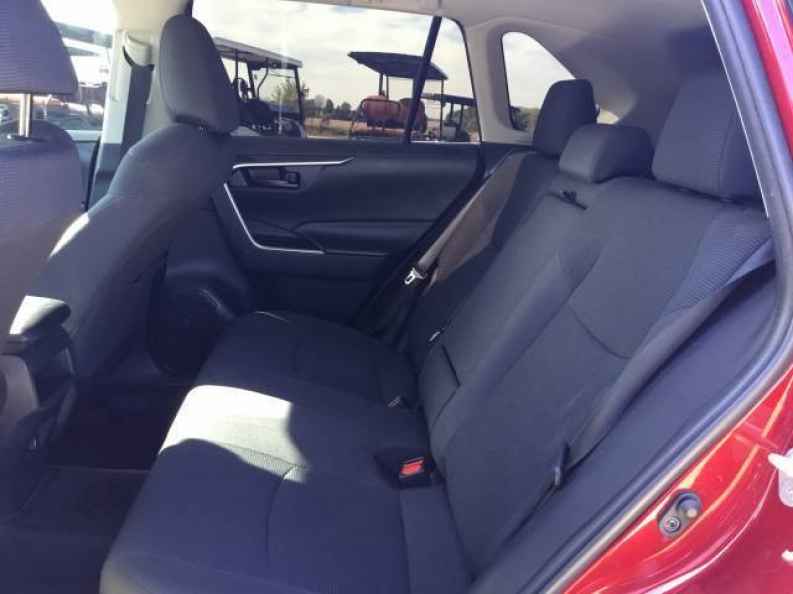 2019 Toyota RAV4 LE - Photo 11