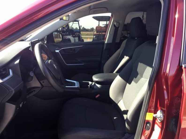 2019 Toyota RAV4 LE - Photo 13