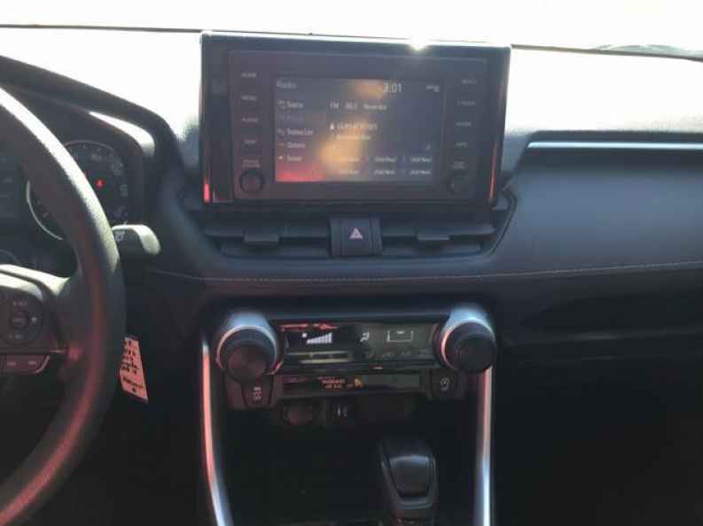 2019 Toyota RAV4 LE - Photo 16