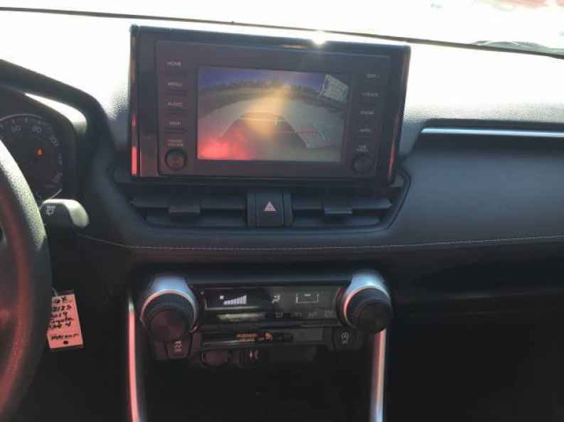 2019 Toyota RAV4 LE - Photo 17